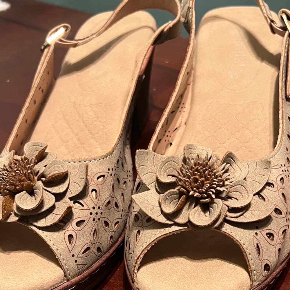 Chic Floral Cutout Sandals in Cream